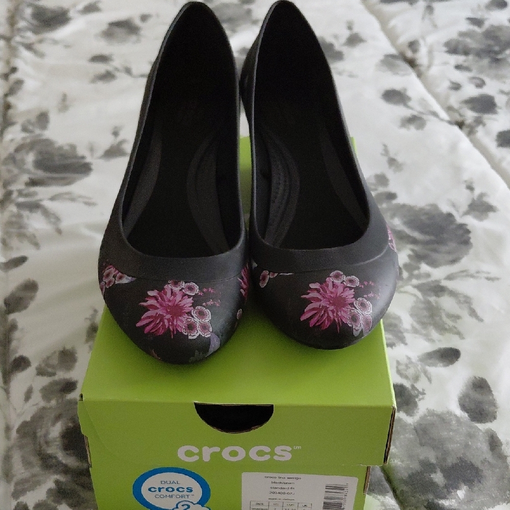 CROCS Black Floral Women’s Ballet Heels with Pink Flowers